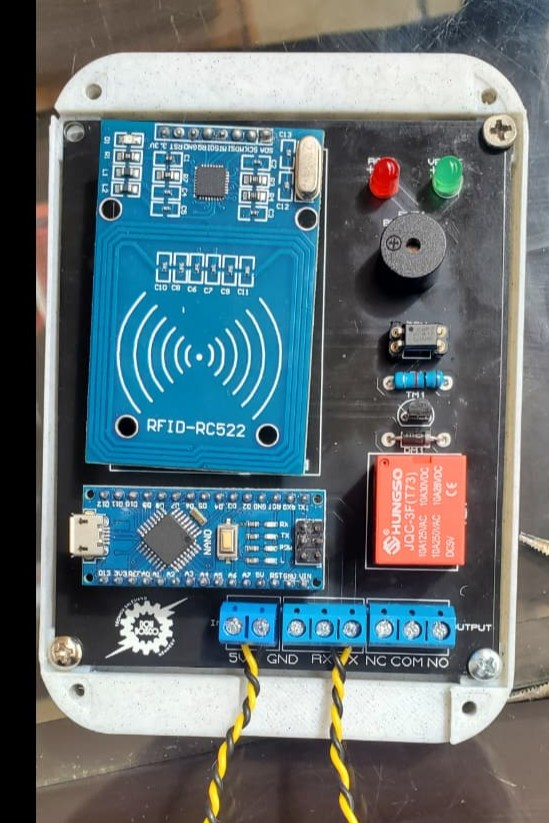 Equipo armado de la cerradura NFC con la placa
